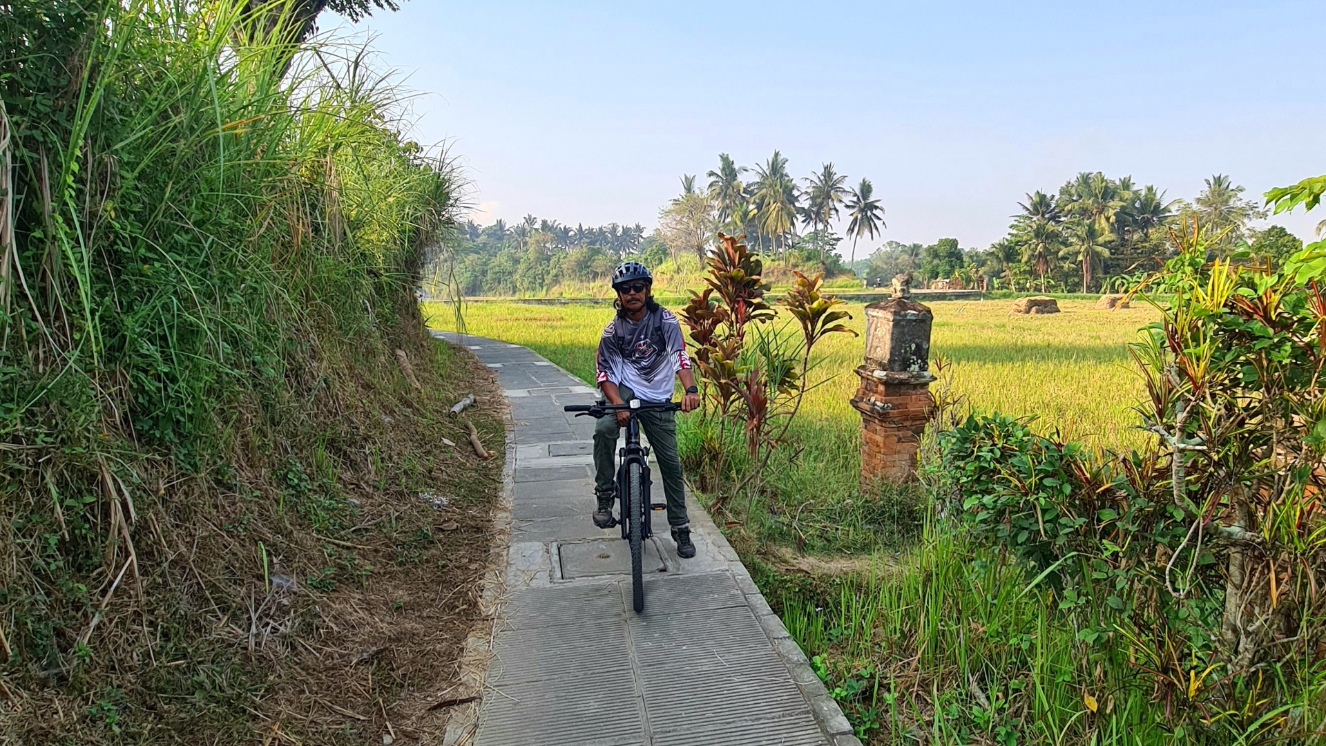 UNIKAT E-Bike riders on the Bali Green Escape tour through Jatiluwih rice terraces with Mount Batukaru in the background