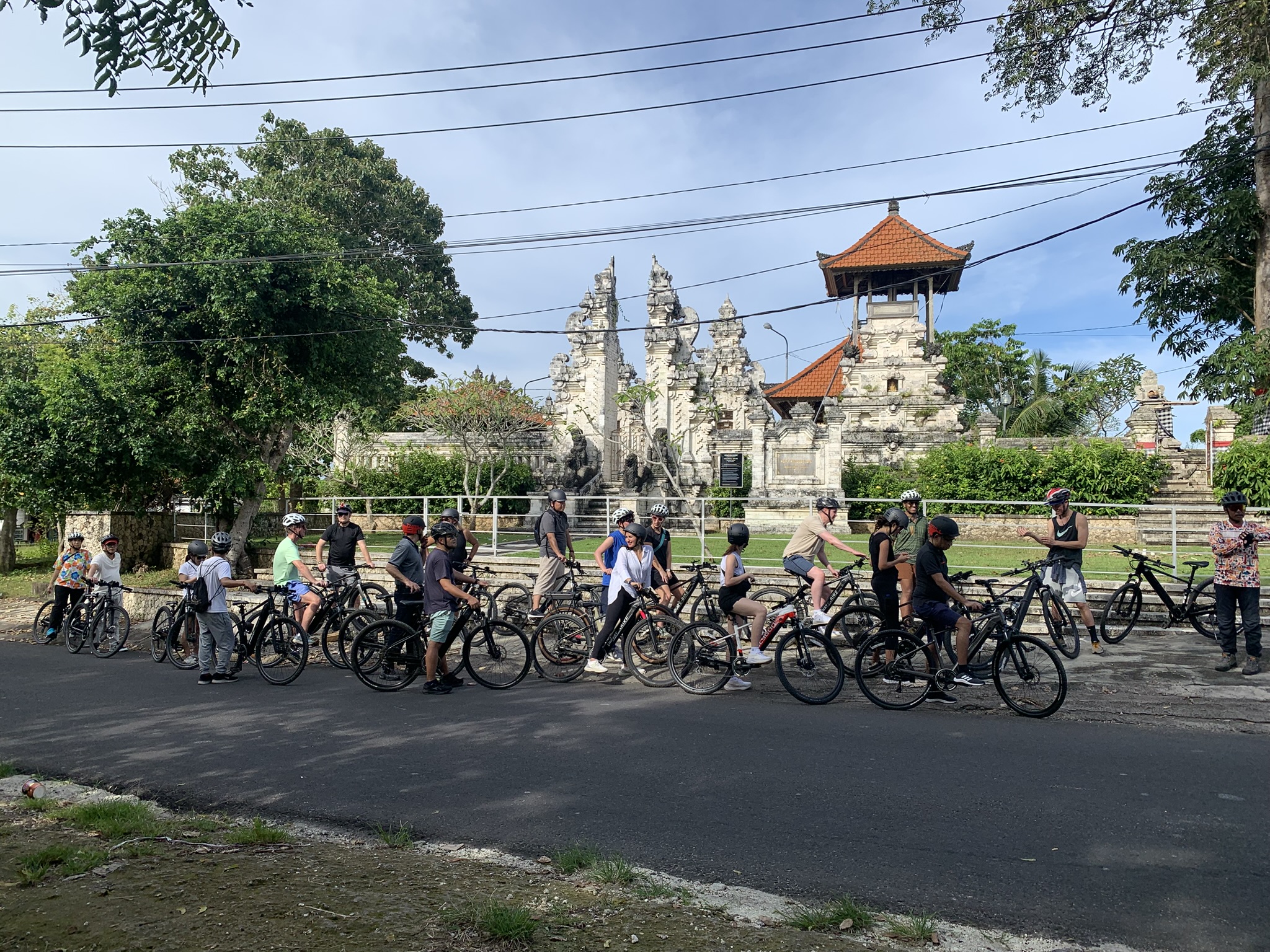 UNIKAT E-Bike incentive group stopping at a traditional Balinese temple during their tour